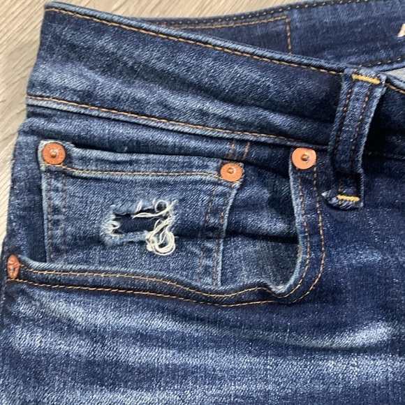 American Eagle Airflex+ Distressed Medium Wash Denim Shorts size 33 - Picture 5 of 9